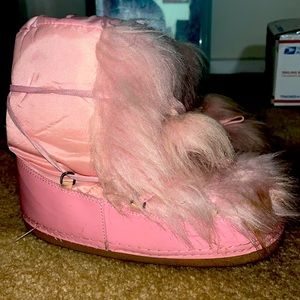 Cape Robbin Pink winter moon style boots